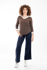 modella indossando Maglia over scollo V in misto viscosa con bordo pulito colore
