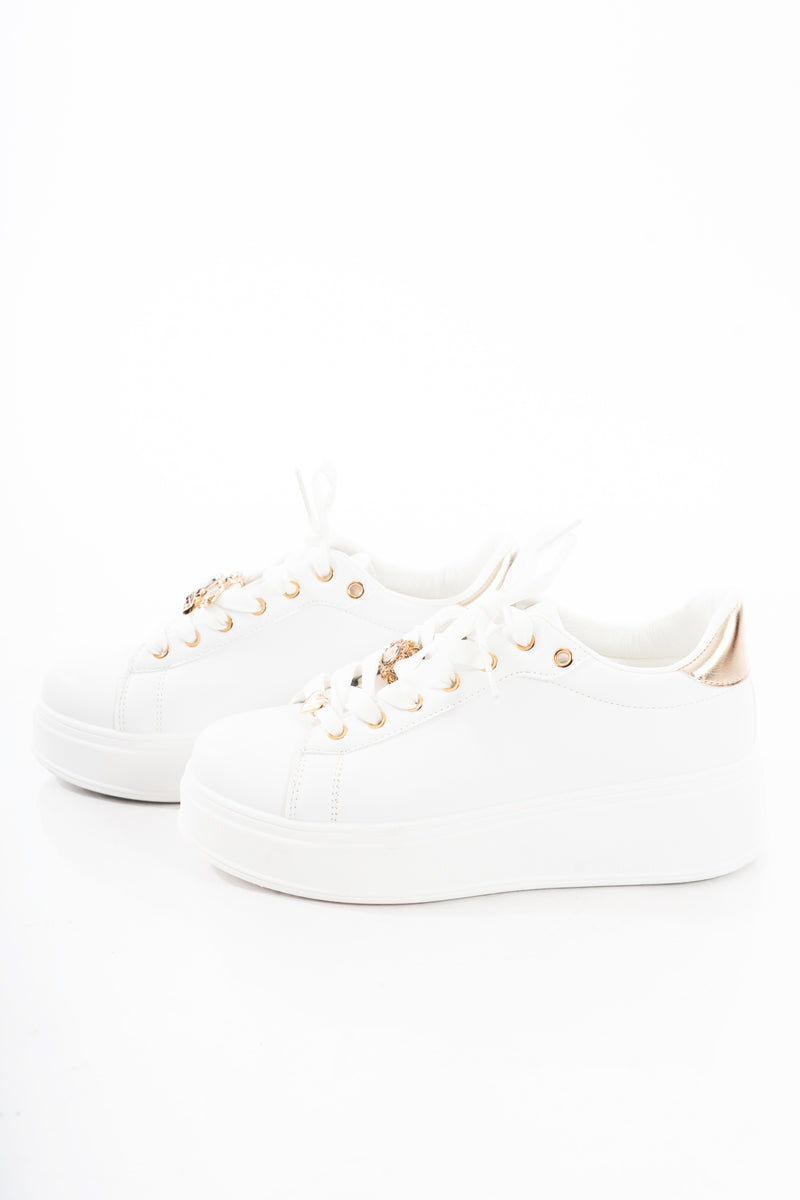 modella indossando Sneakers platform bianche con charm gioiello – dettaglio oro colore