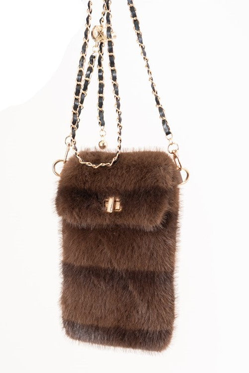modella indossando Porta cellulare EcoFur Rigato con tracolla dorata colore Marrone Unica