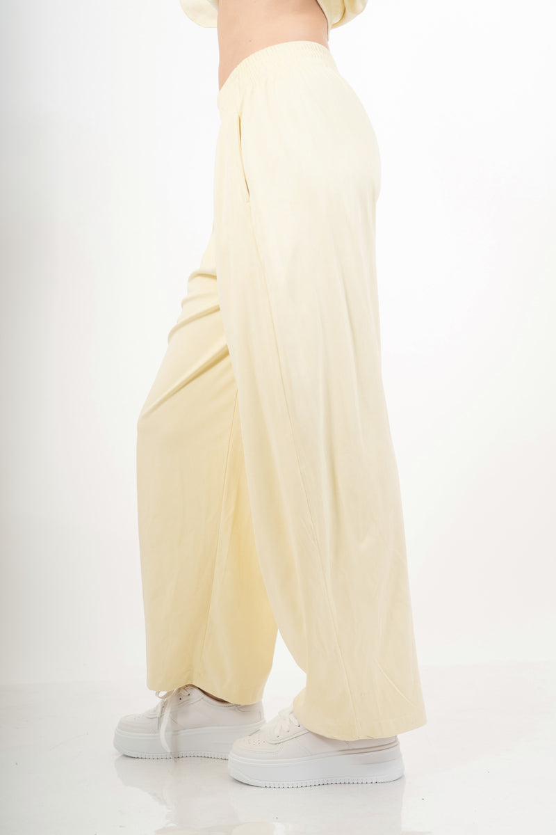 modella indossando Pantalone wide leg in tessuto effetto dainetto elasticizzato colore Giallo Unica