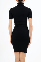 modella indossando Abito SoftDream dolcevita in viscosa elasticizzata colore