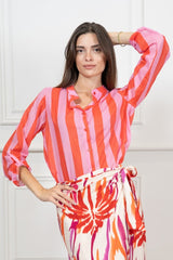 modella indossando Camicia Collo Coreana in Tencel a Righe Multicolor colore Arancione-Fucsia Unica