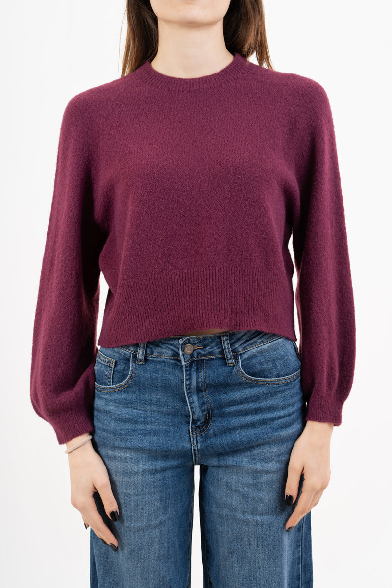 modella indossando Maglione morbido con manica ampia e bordo a costine colore Prugna Unica
