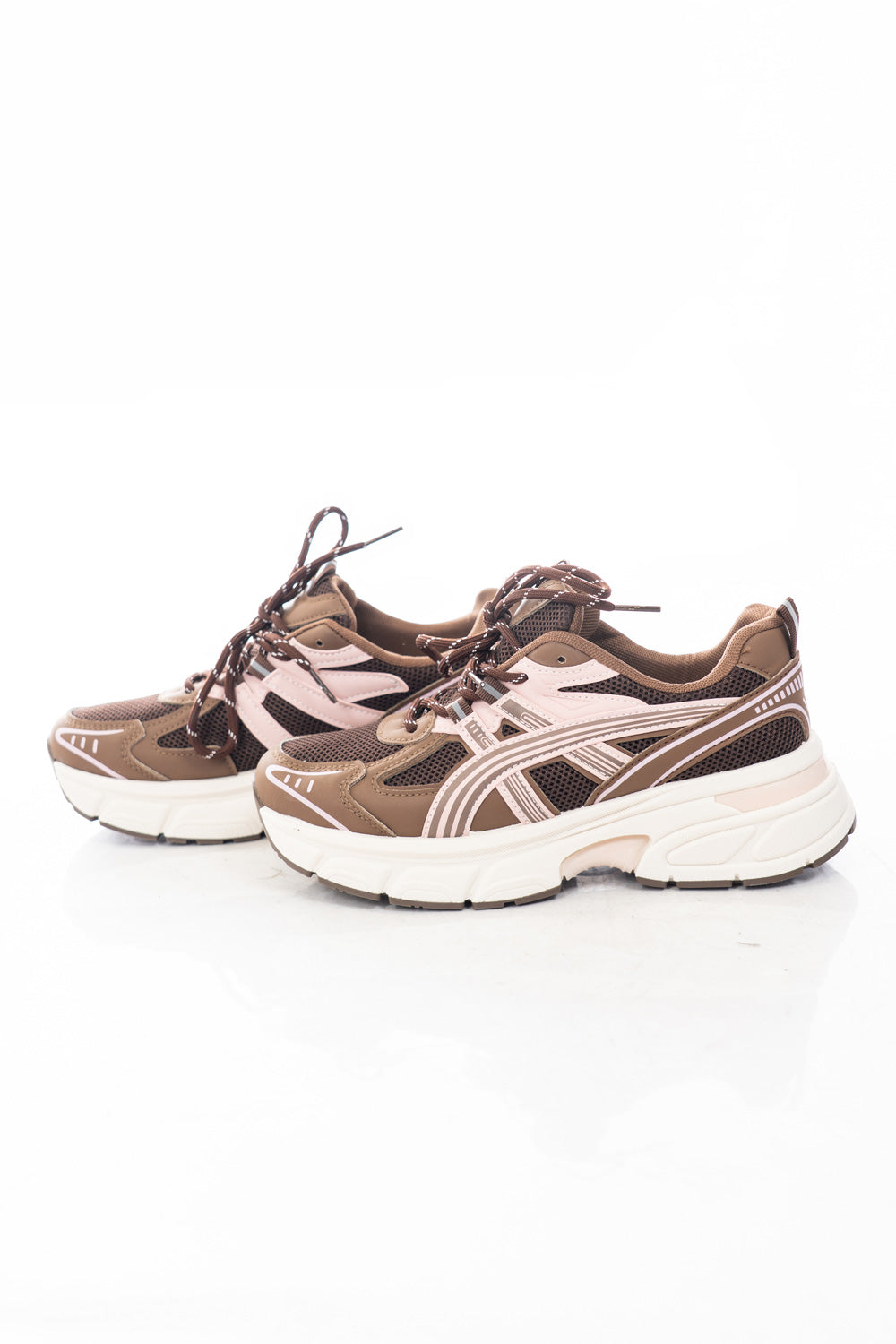 modella indossando Sneakers chunky in mesh con inserti tecnici e suola platform – marrone colore