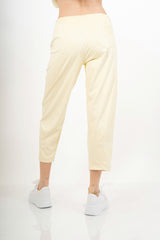 modella indossando Pantalone cropped in tessuto effetto dainetto elasticizzato colore