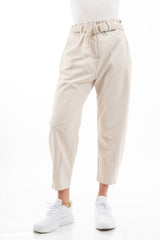 modella indossando Pantalone cropped vita alta con cintura intrecciata in tela canvas colore