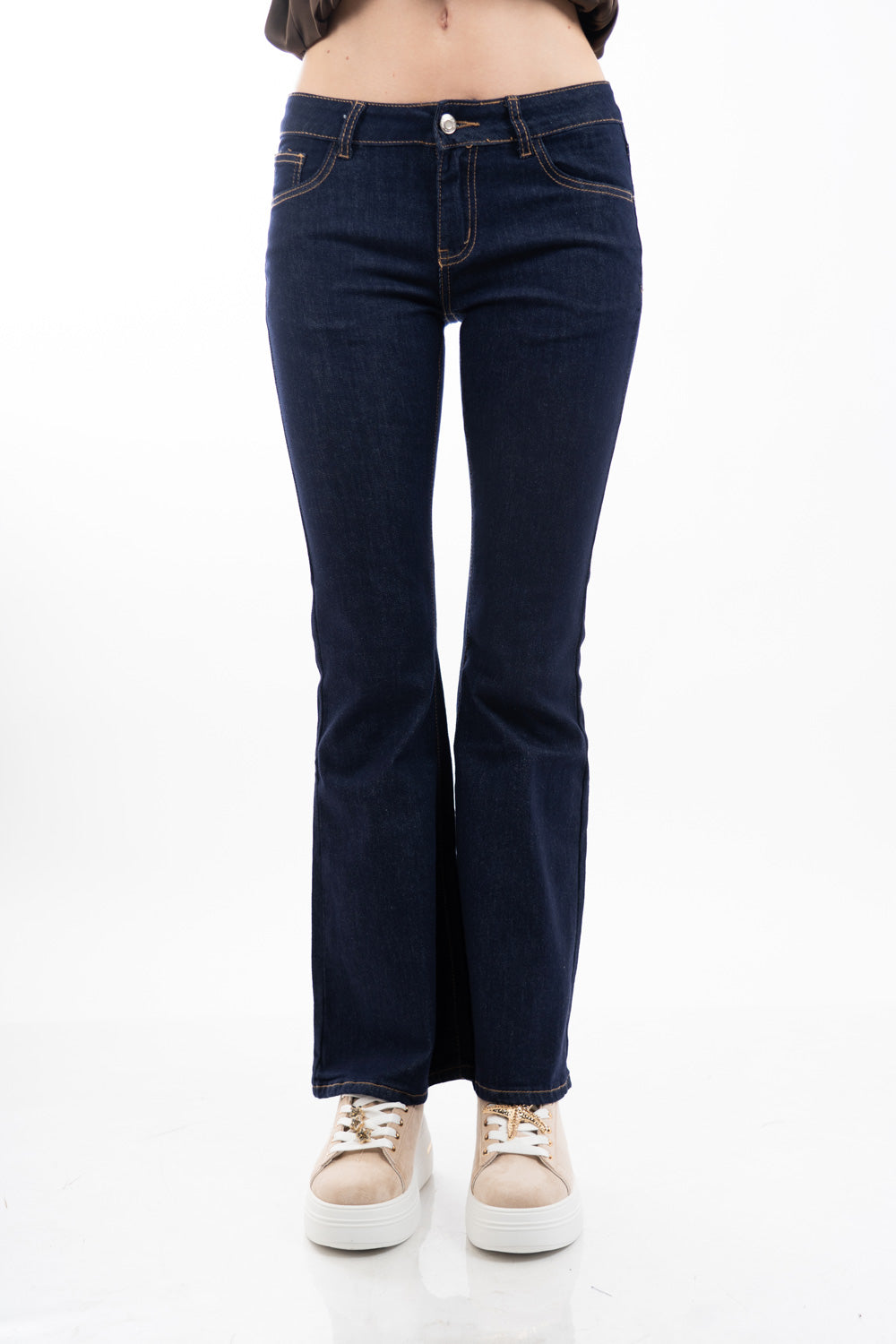 modella indossando Jeans flare in denim leggero elasticizzato a vita regolare effetto slanciato colore