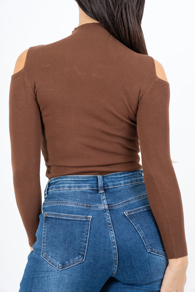 modella indossando Maglia collo vulcano con spalle scoperte in filato misto viscosa colore