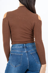 modella indossando Maglia collo vulcano con spalle scoperte in filato misto viscosa colore