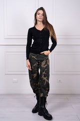 modella indossando Cardigan Elowen scollo V colore