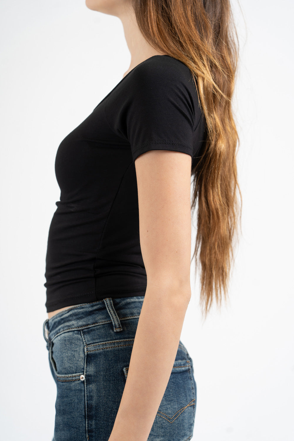 Maglia crop scollo barca in viscosa elasticizzata a manica corta.
