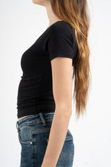 Maglia crop scollo barca in viscosa elasticizzata a manica corta.