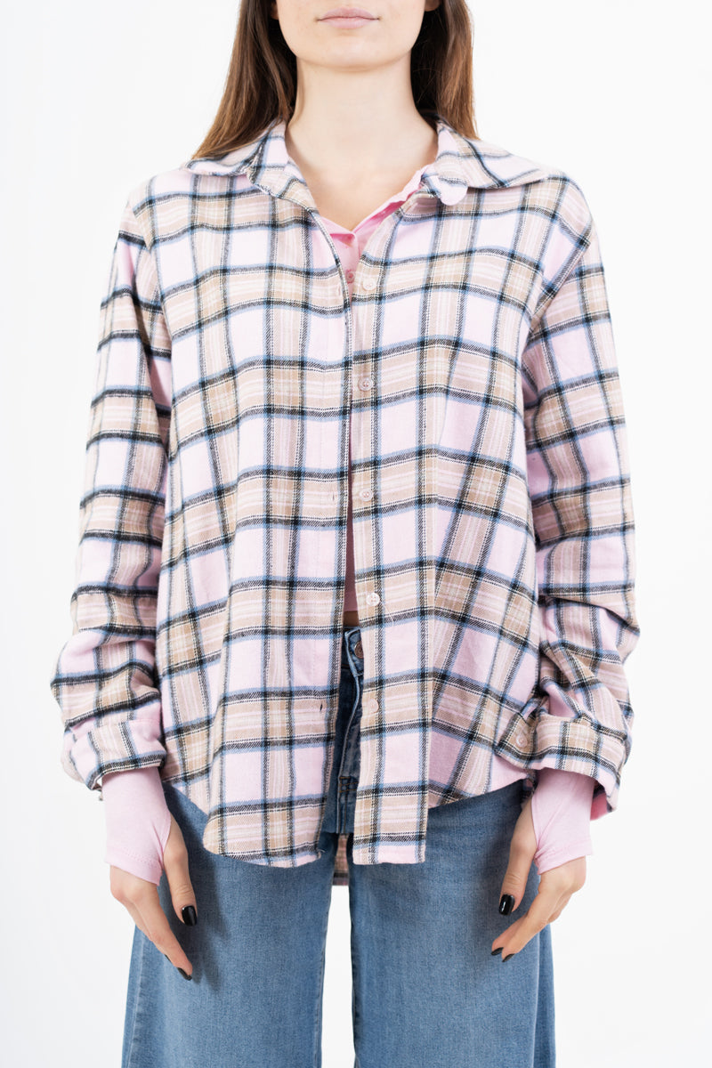 modella indossando Camicia over in flanella di cotone fantasia Soft Tartan colore Rosa Unica