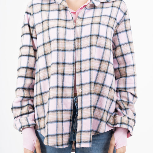 modella indossando Camicia over in flanella di cotone fantasia Soft Tartan colore Rosa Unica