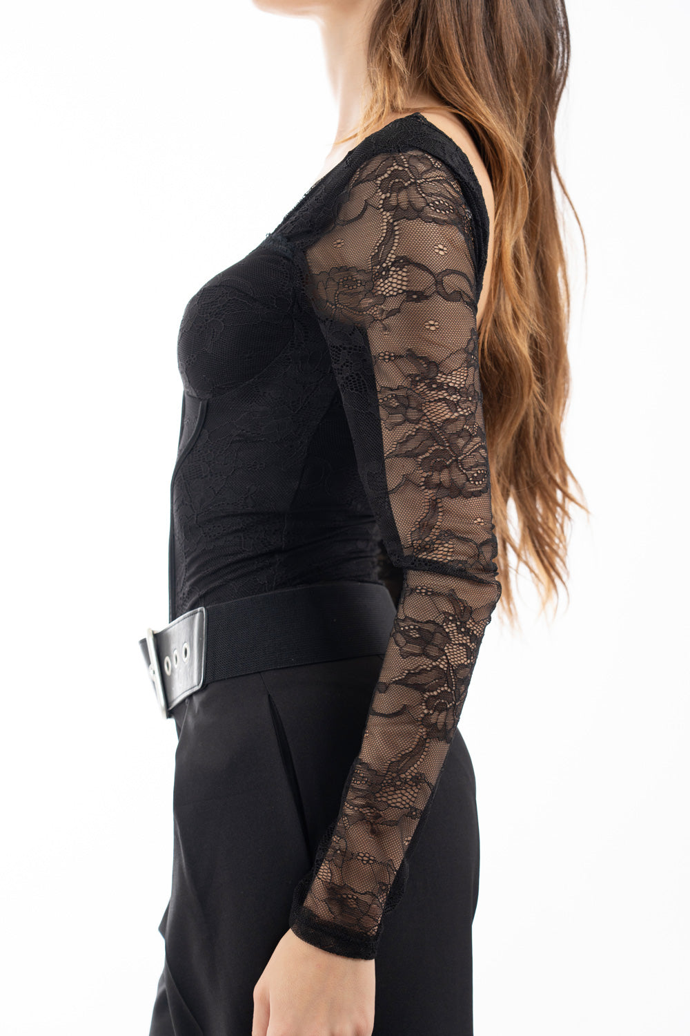 modella indossando Body bustier in pizzo con coppe preformate e maniche trasparenti colore