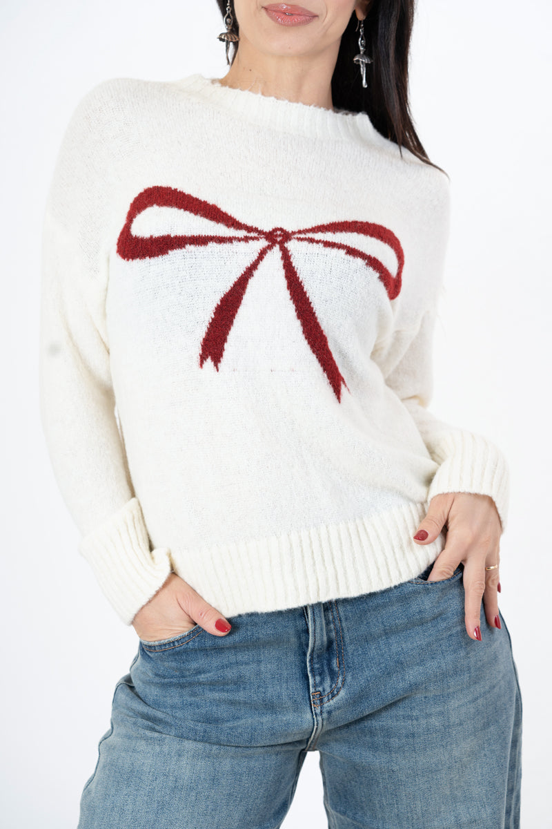 modella indossando Maglione morbido con motivo fiocco e vestibilità comoda colore Panna-Bordeaux Unica