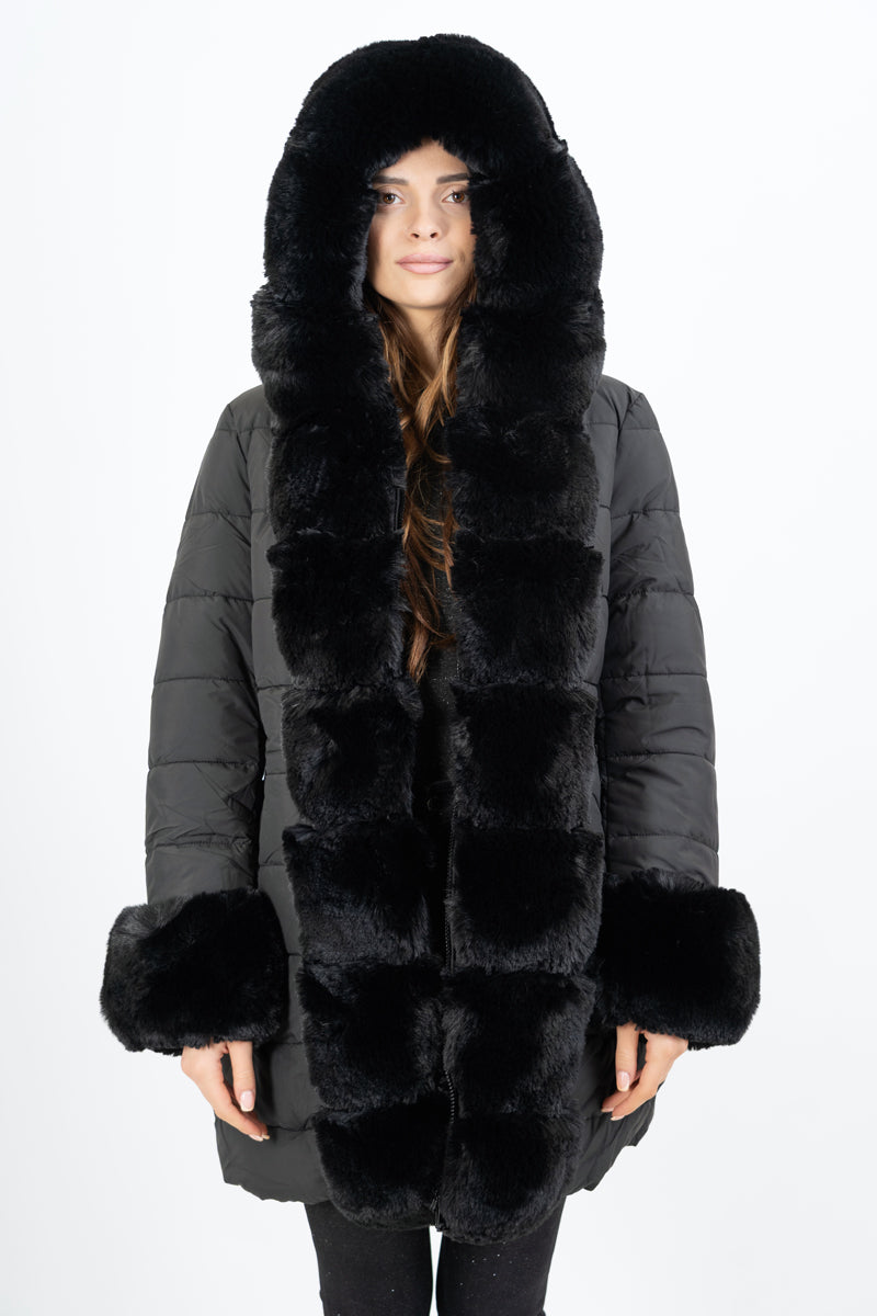 modella indossando Piumino avvitato con cappuccio e pelliccia rimovibile colore