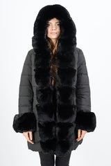 modella indossando Piumino avvitato con cappuccio e pelliccia rimovibile colore