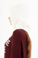 modella indossando Balaclava in maglia con coulisse regolabile Made in Italy colore