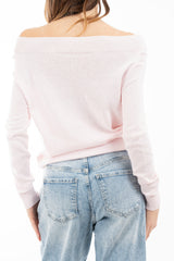 modella indossando Maglia in filato leggero con scollo morbido e collo a costina colore