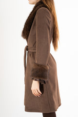 modella indossando Cappotto in panno rigato Marrone con collo in pelliccia colore