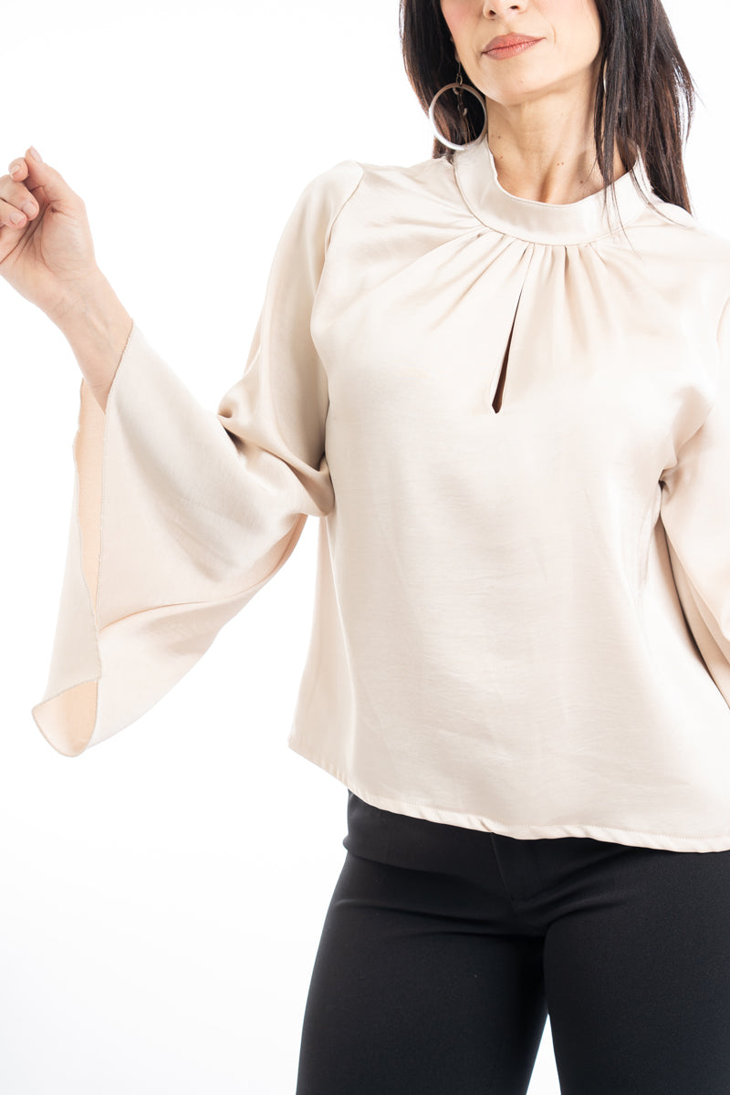 modella indossando Blusa in raso con maniche pipistrello e scollo a goccia colore Avorio Unica