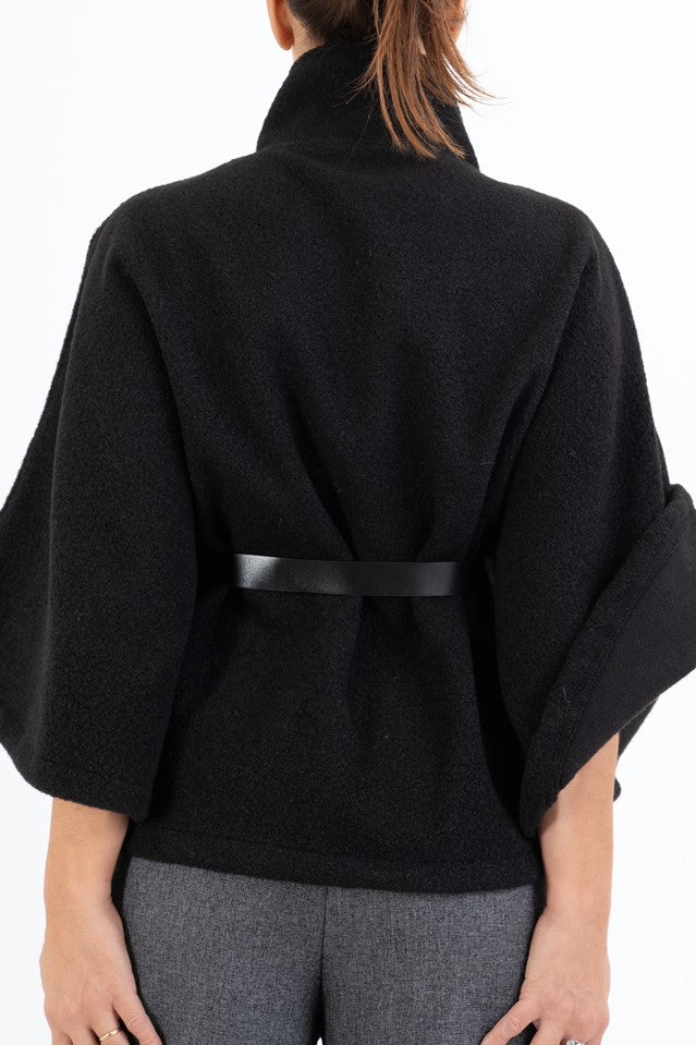 modella indossando Mantella GoldBelt con collo alto e cintura colore