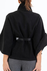 modella indossando Mantella GoldBelt con collo alto e cintura colore