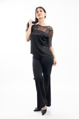 modella indossando Maglia over in viscosa con inserti in pizzo floreale colore