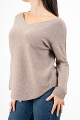 modella indossando Maglia over con scollo a V e orlo stondato in viscosa colore