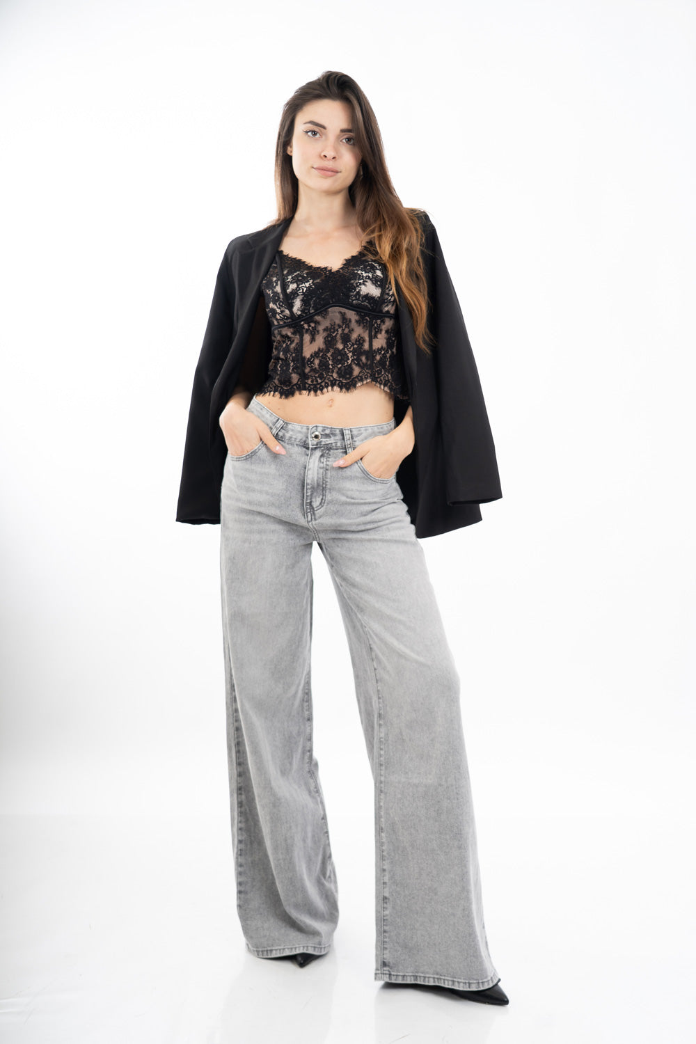 modella indossando Top bustier in pizzo con coppe e stecche modellanti colore