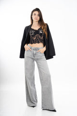 modella indossando Top bustier in pizzo con coppe e stecche modellanti colore