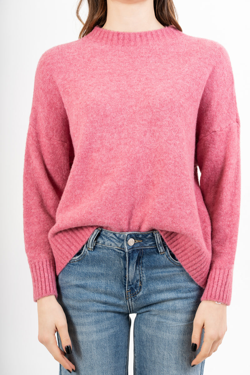 modella indossando Maglia girocollo morbida a spalla scesa in filato caldo colore Rosa Unica