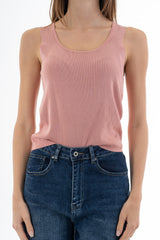 modella indossando Top canotta in filato microcostina di viscosa elasticizzata colore Rosa Unica