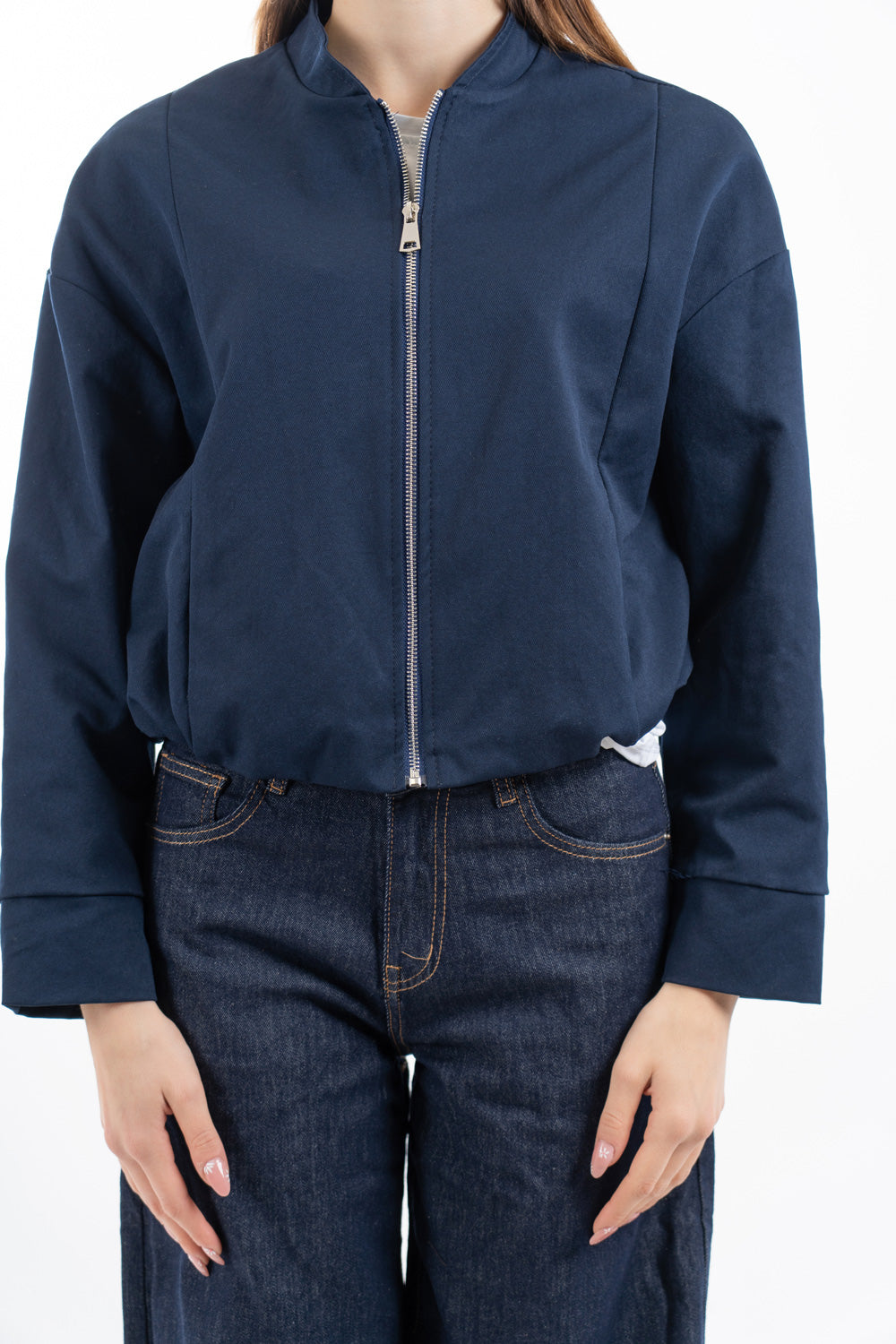 modella indossando Giacca bomber corta con zip metallica e fondo elastico colore Blu Unica