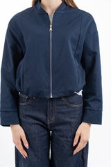 modella indossando Giacca bomber corta con zip metallica e fondo elastico colore Blu Unica