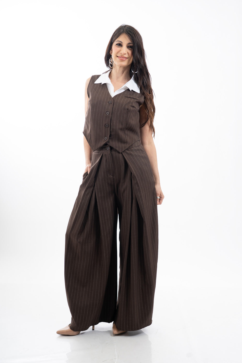 modella indossando Pantalone palazzo gessato a portafoglio con pinces colore