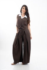 modella indossando Pantalone palazzo gessato a portafoglio con pinces colore