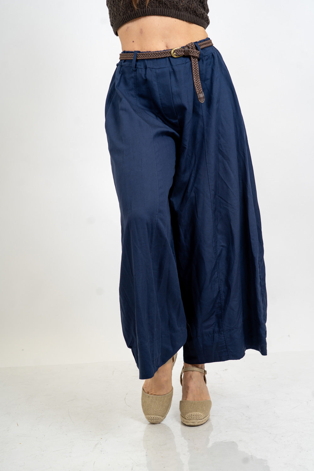 Pantalone balloon cropped in misto lino con cintura intrecciata.