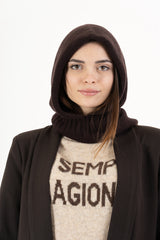 modella indossando Balaclava in maglia morbida Made in Italy colore Marrone Unica