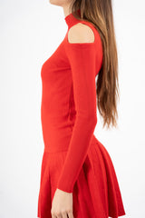 modella indossando Maglia collo vulcano con spalle scoperte in filato misto viscosa colore