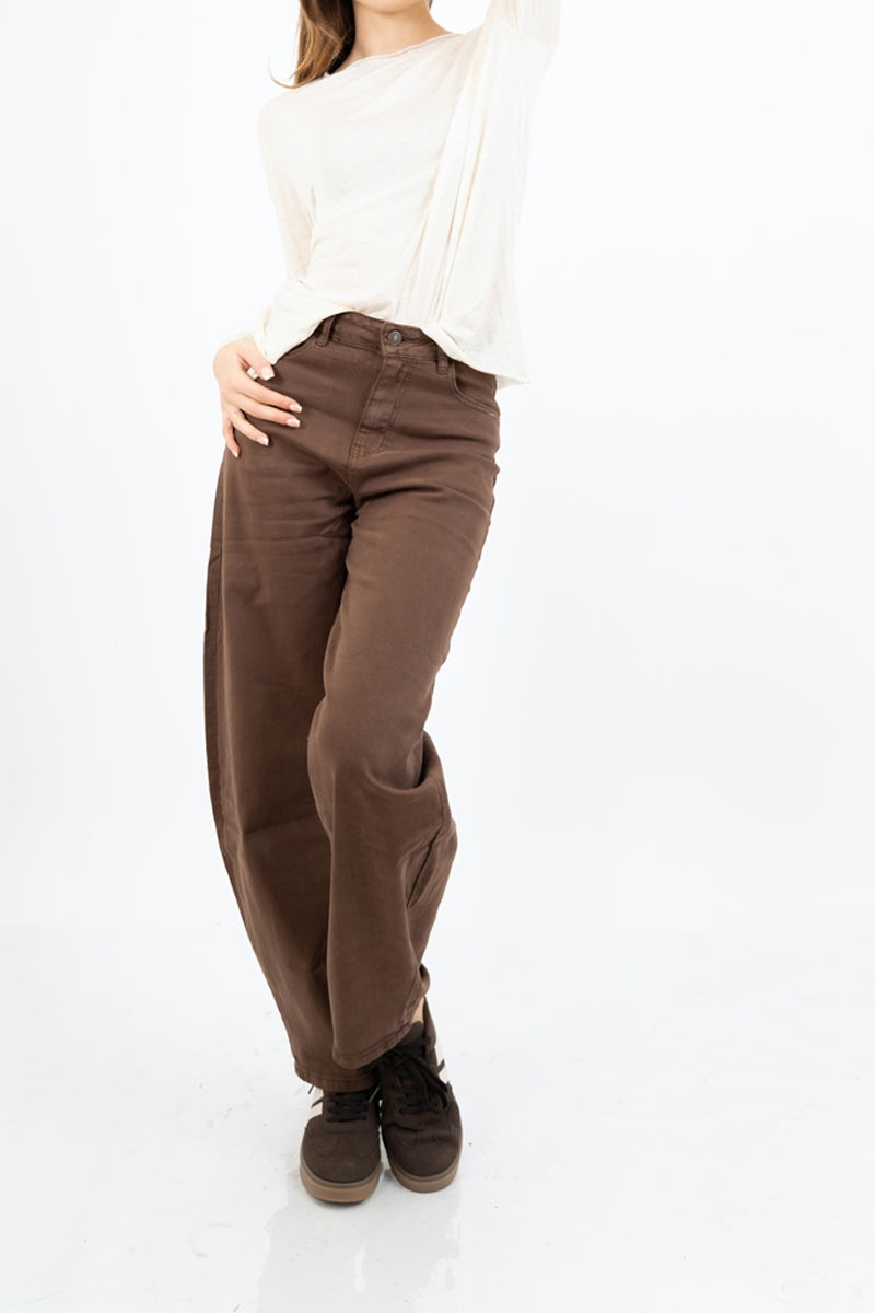 modella indossando Maglia over con scollo ampio in viscosa e cashmere con filo laminato colore