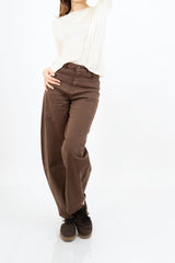 modella indossando Maglia over con scollo ampio in viscosa e cashmere con filo laminato colore