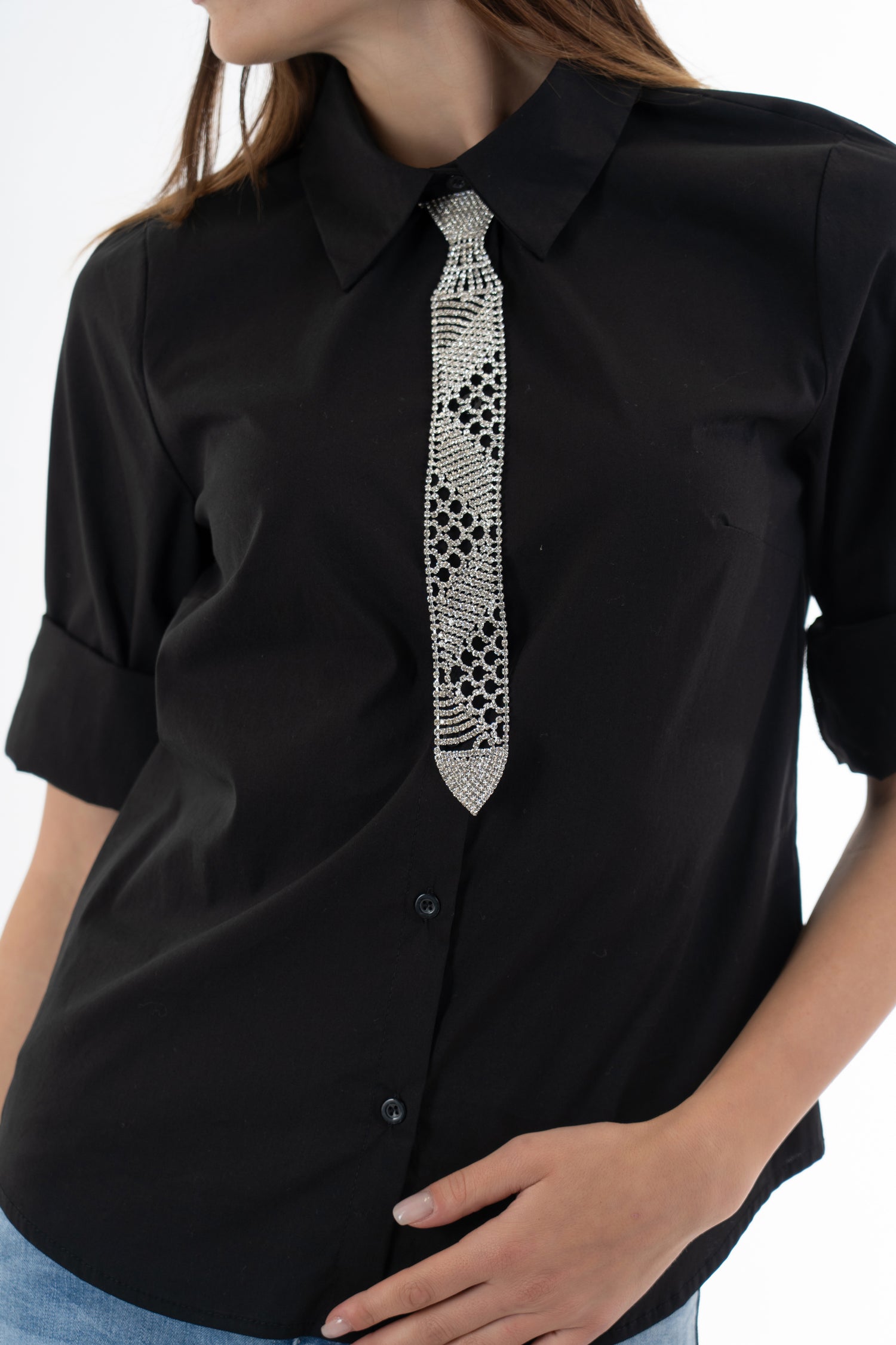 modella indossando Collana gioiello in strass effetto cravatta con pendente a rete colore