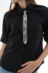 modella indossando Collana gioiello in strass effetto cravatta con pendente a rete colore