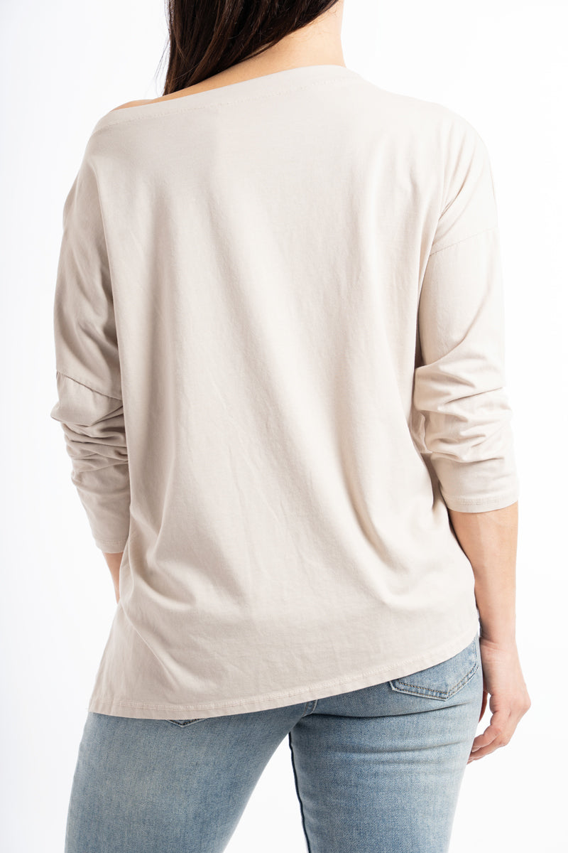 modella indossando Maglia over in cotone elasticizzato con scollo ampio e spacchi laterali colore