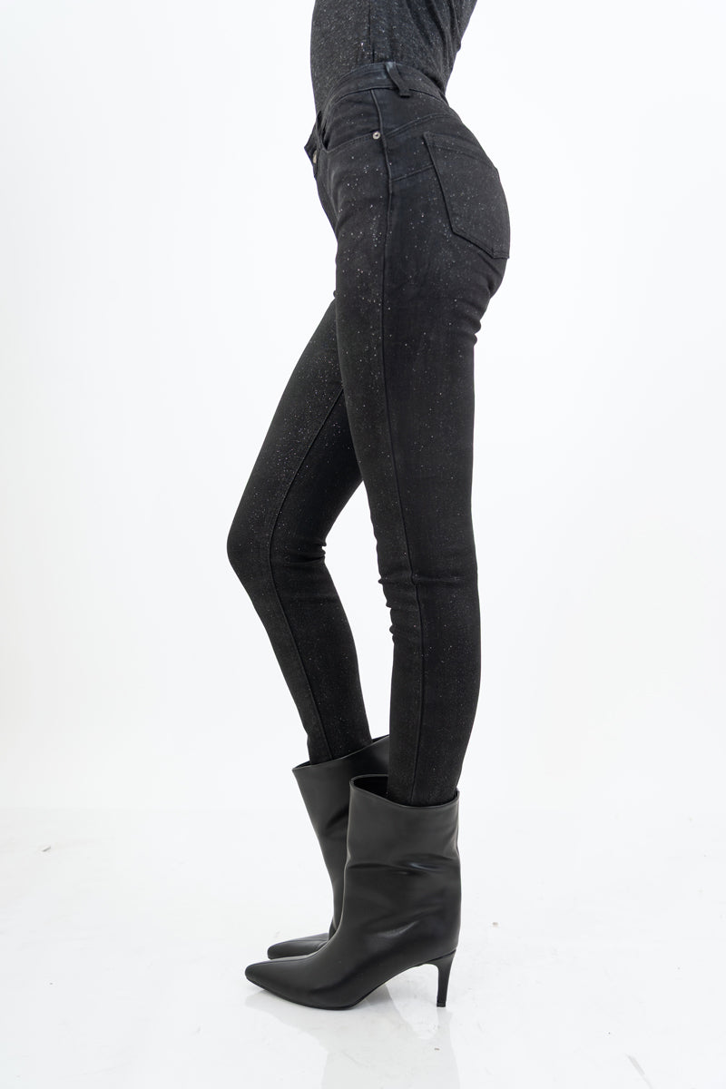 modella indossando Jeans push-up elasticizzato nero con glitter e vestibilità skinny colore