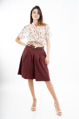 modella indossando Bermuda ampio con pinces in tela morbida elasticizzata e cintura colore