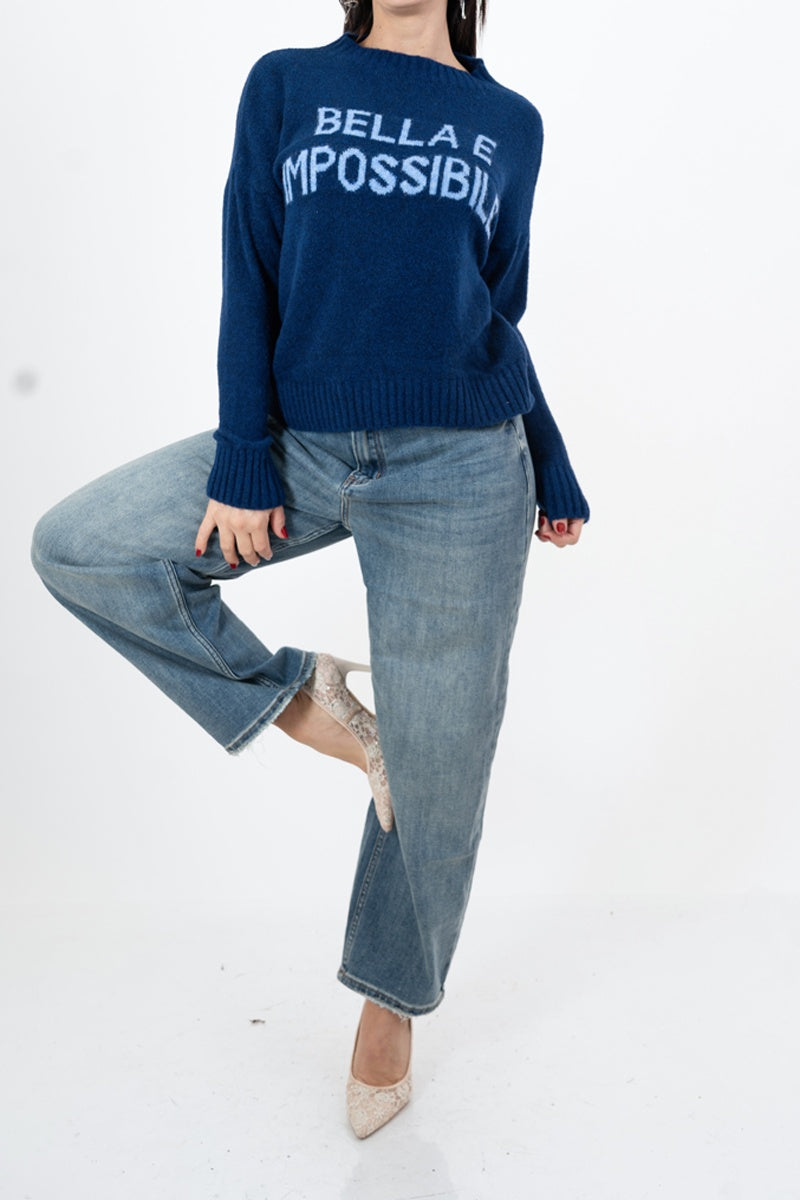 modella indossando Maglione girocollo con scritta “Bella e impossibile” in misto lana Made in Italy colore