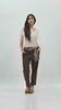 Pantalone cropped in tela fluida marrone con cintura foulard